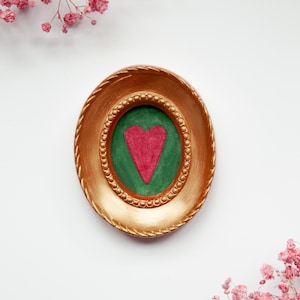 Acquerello in miniatura incorniciato di un cuore rosso su sfondo verde - Originale dipinto a mano su carta premium