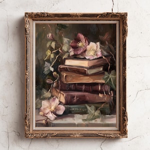 Puede incluir: Una pintura al óleo enmarcada antigua representa una naturaleza muerta de libros apilados, adornada con flores rosas y crema y hiedra verde. Los libros tienen cubiertas marrones y beige. El marco dorado ornamentado añade una estética vintage.