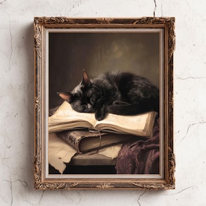 Op de afbeelding: Een ingelijst schilderij toont een zwarte kat die vredig slaapt op een stapel oude boeken. De kat is opgerold, de ogen gesloten, met een donkerpaarse doek in de buurt. De lijst is versierd met een gouden afwerking, wat een vintage esthetiek toevoegt.