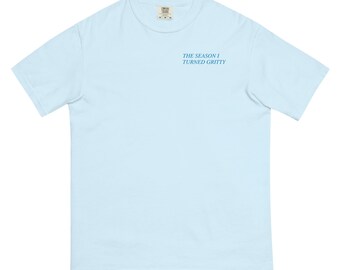 Camiseta Gritty Season Detroit: Camiseta unissex com a frase "O verão em que fiquei bonita"