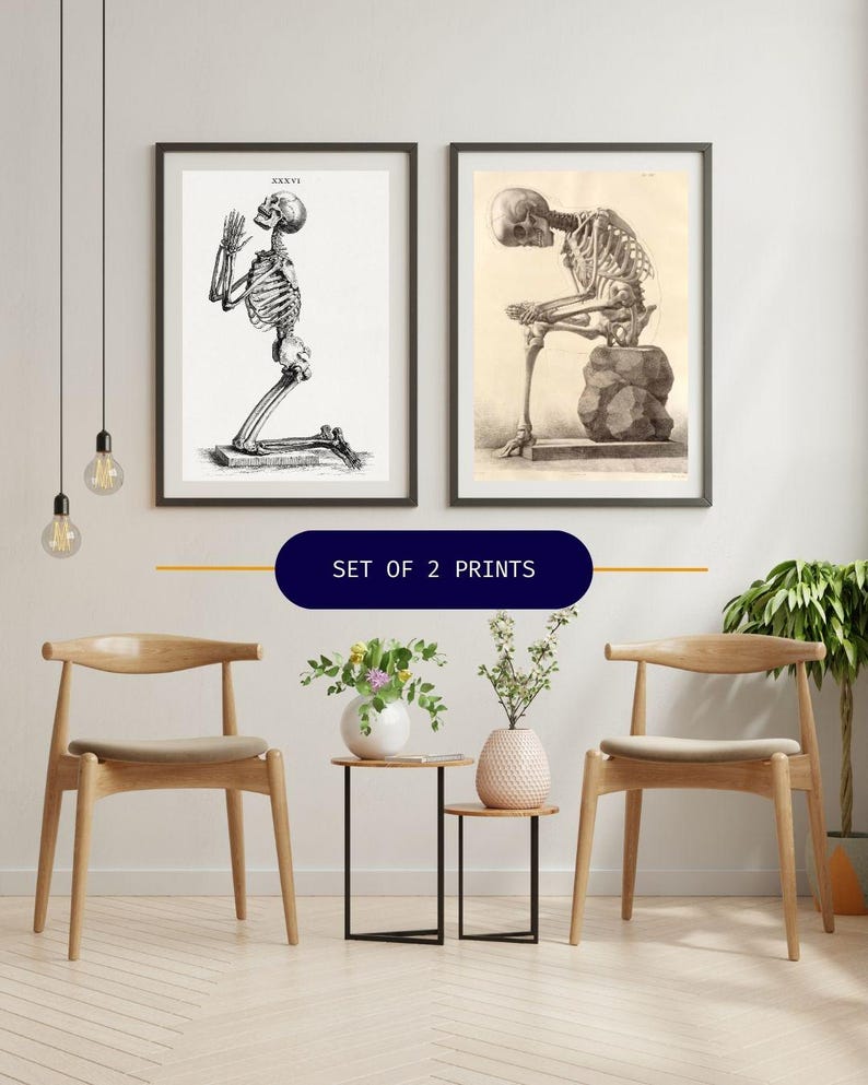Może przedstawiać: Zestaw dw&oacute;ch oprawionych wydruk&oacute;w przedstawiających szczeg&oacute;łowe ilustracje anatomiczne szkielet&oacute;w. Jeden przedstawia klęczący szkielet ze splecionymi dłońmi, drugi siedzący szkielet. Wydruki są czarno-białe, w stylu vintage.