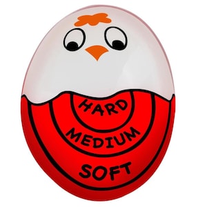 以下が含まれることがあります： 卵型のキッチンタイマー。上部に漫画のひよこの顔があり、下半分は赤色で「HARD」、「MEDIUM」、「SOFT」の文字が黒色で書かれています。上半分は白色です。