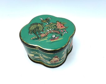 Vintage Green Baret Ware Art Grace Sammlerdose Mit Asiatischer Japanischer Szene Segelboot Kirschblütengebirgsbrücke