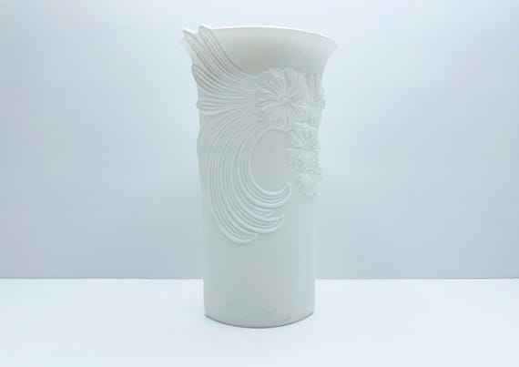 ヴィンテージ カイザー ビスク磁器花瓶：エンボス加工された花柄の