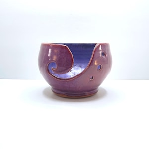 Handgefertigte Garnschale aus Studiokeramik | Pflaumen- und violett glasierte Keramik | Schale mit spiralförmigem Ausschnitt, Strick- und Häkelmotiv