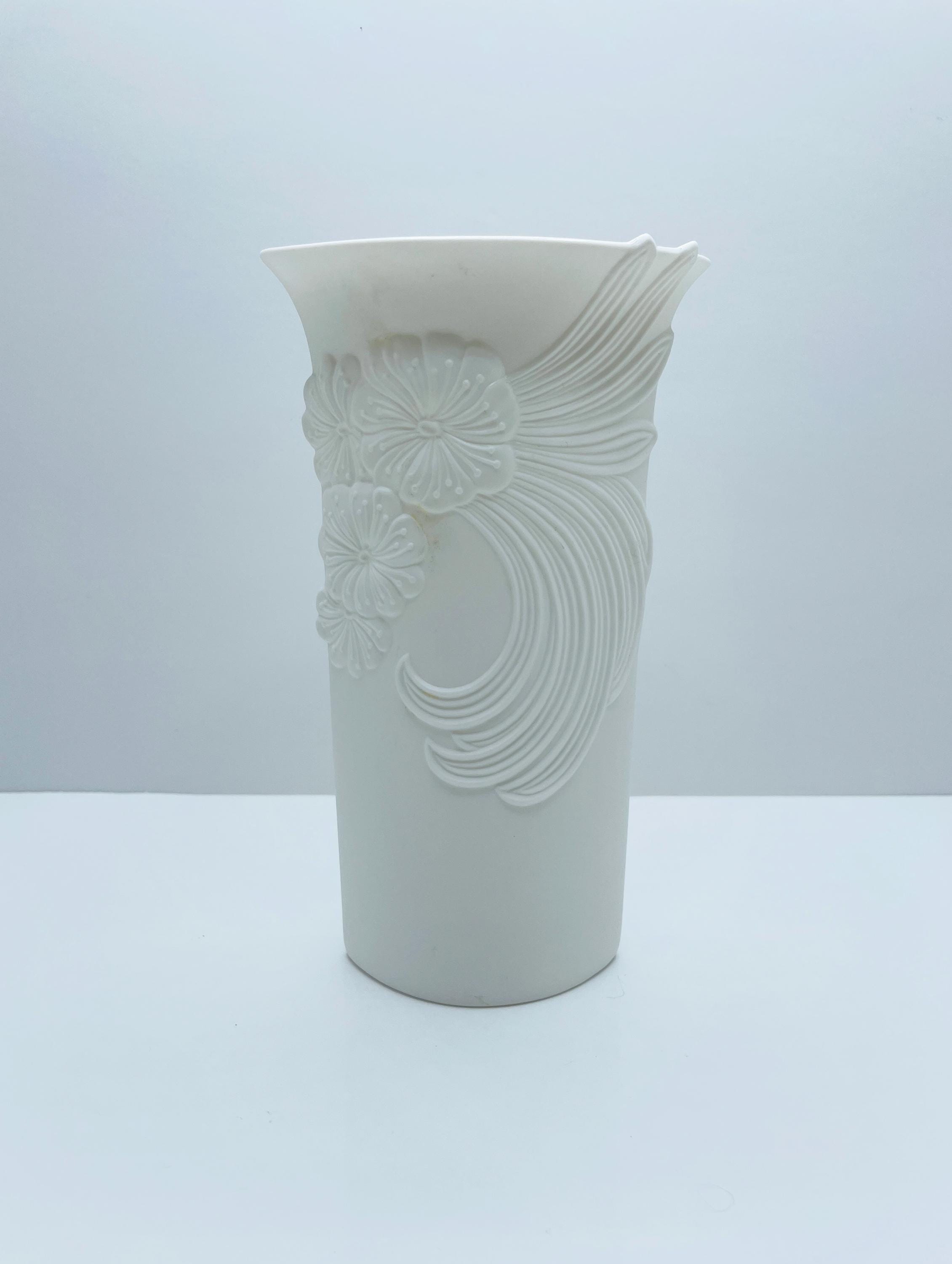 ホワイト陶器 花瓶 エンボス加工 ヴィンテージ カイザー ビスク磁器花瓶：エンボス加工された花柄の