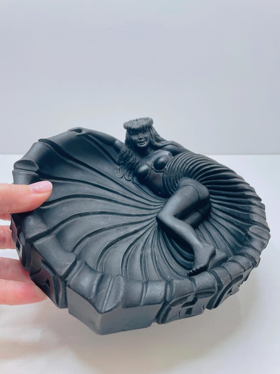 ヴィンテージ ココ ジョーのフラガール 灰皿：黒溶岩ティキ