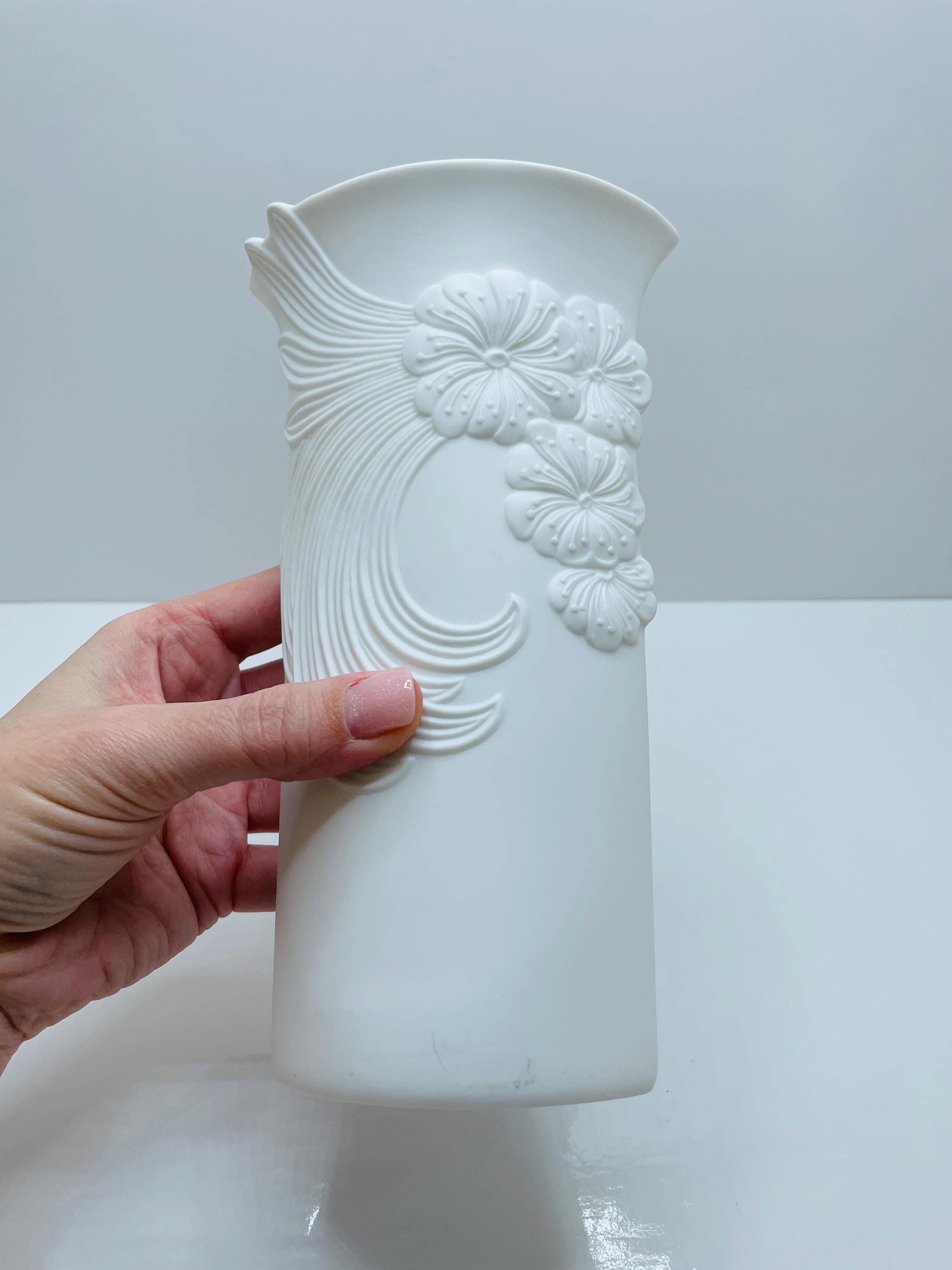 ヴィンテージ カイザー ビスク磁器花瓶：エンボス加工された花柄の
