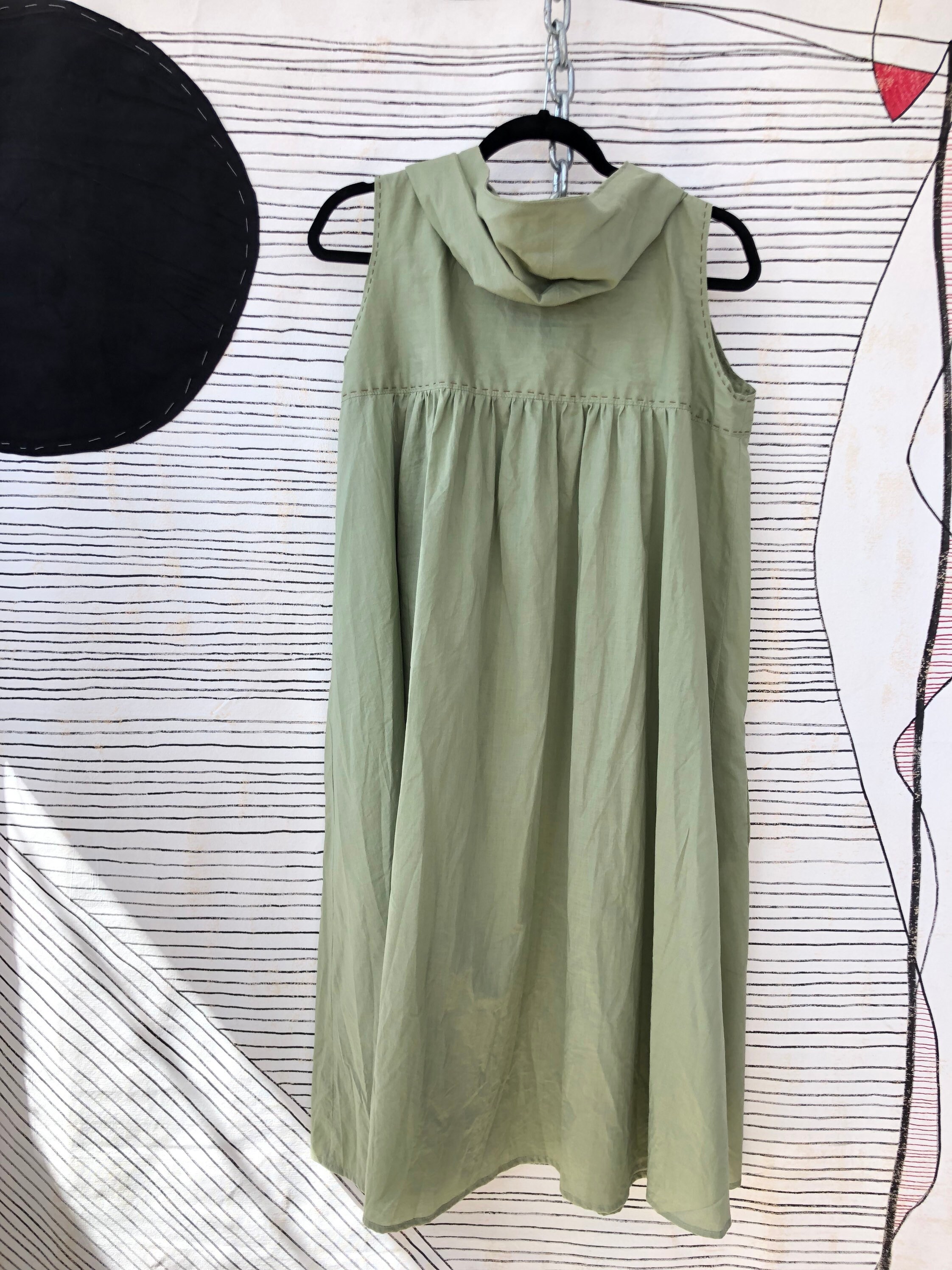 Smoky Green Sleeveless Hoody Long Shirt with appricated design. ホットオンライン MASU SLEEVELESS GRASS GREEN - HOODY ベスト