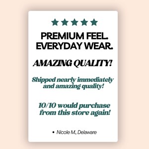 K&ouml;nnte beinhalten: Eine wei&szlig;e Karte mit schwarzem und blaugr&uuml;nem Text. Der Text lautet: "PREMIUM FEEL. EVERYDAY WEAR. AMAZING QUALITY!" und "10/10 would purchase from this store again!" Oben sind f&uuml;nf blaugr&uuml;ne Sterne.