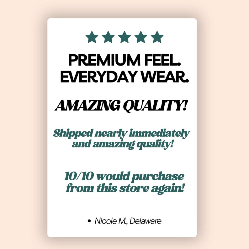 K&ouml;nnte beinhalten: Eine wei&szlig;e Karte mit schwarzem und blaugr&uuml;nem Text. Der Text lautet: "PREMIUM FEEL. EVERYDAY WEAR. AMAZING QUALITY!" und "10/10 would purchase from this store again!" Oben sind f&uuml;nf blaugr&uuml;ne Sterne.