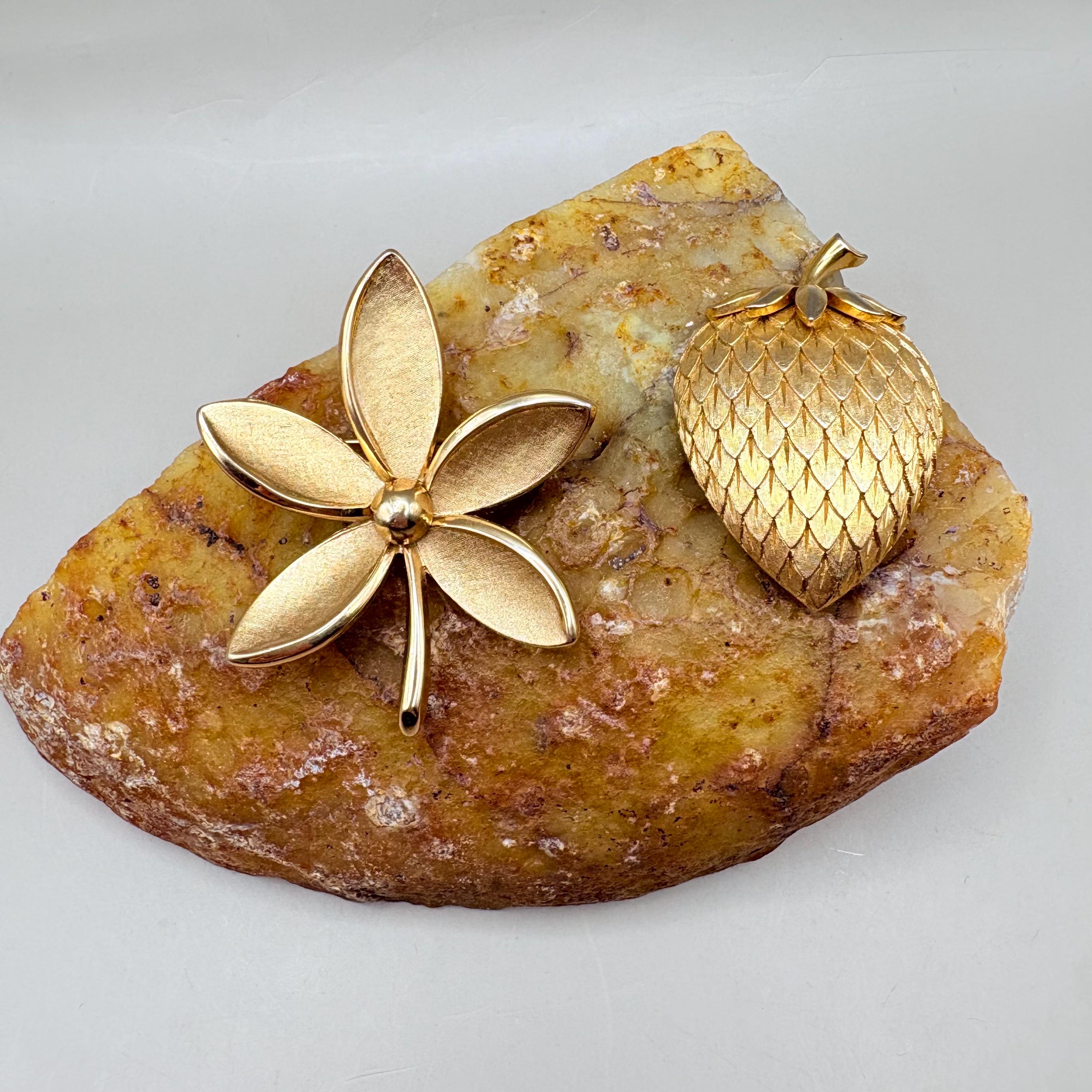 Trifari flower brooch - Etsy 日本