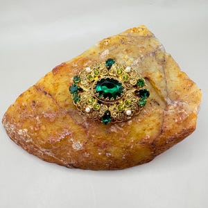 Vintage Deutschland Brosche grün Strass gewölbt filigran goldfarben Pin Kunstperlen 1950er Jahre Statement Schmuck Mid Century Geschenk für Sie