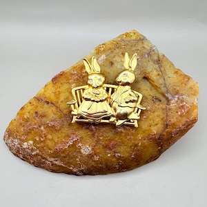 Adorable Vintage Bunny Couple Brooch – Gold-Tone Pin with Rhinestone Eyes – Romantic Rabbits on a Bench – Easter or Spring Jewelry