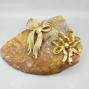 Vintage Monet Bow Brooch – Gold Tone Textured Ribbon Pins – Signed 1980s Statement Jewelry – Gift for Her – Collectible Brooches
