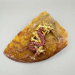 Broche de dragón vintage de Edgar Berebi: dorado, cristales rojo rubí
