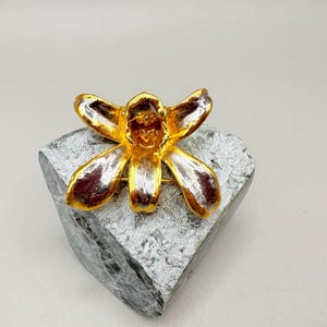 RISIS デンドロビウム リミン オーキッド ブローチ ペンダント – 24K スイス ゴールド & パラジウム カプセル フラワー ジュエリー、植物のステートメント ピース