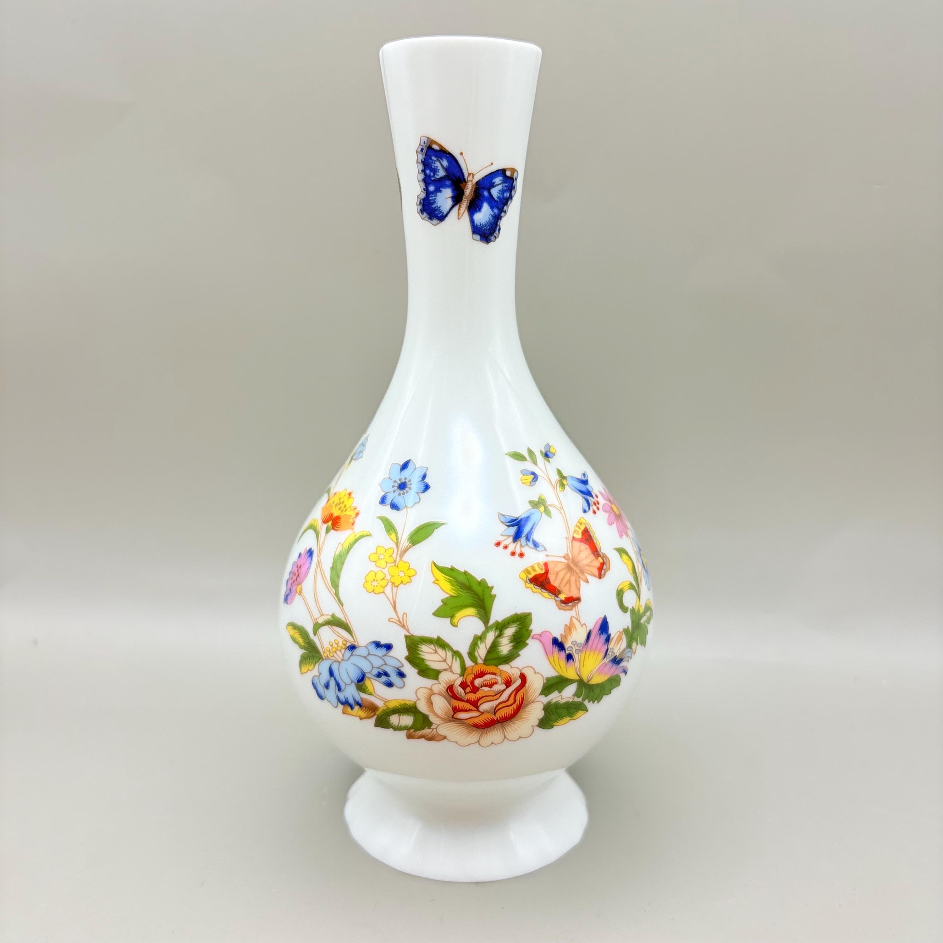 エインズレイ コテージガーデン花瓶 – 英国製ボーンチャイナ、花柄蝶