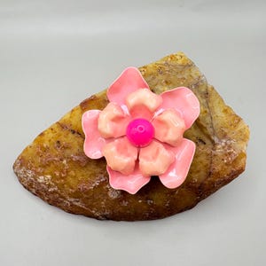 Vintage Pink Emaille Blumen Brosche – 1960er Jahre Blütenblatt Pin – Retro Schmuck Pink Mitte