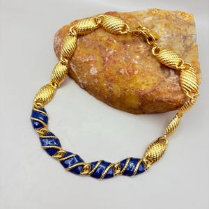 Vintage Anne Klein-ketting: goudkleurig en marineblauw geëmailleerd gedraaide schakel