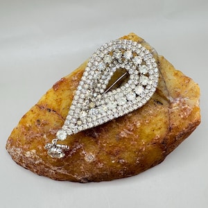 Vintage Rhinestone Teardrop Brooch: Art Deco Glam Pin
