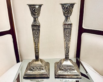 Decoración Grandmillennial para mesa de comedor / Portavelas con cabeza de carnero en tono plateado