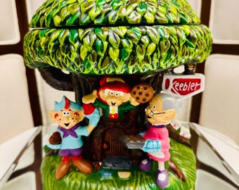 Słoik na ciasteczka Keebler Elves w kształcie domku na drzewie | Słoik na ciasteczka Keebler w stylu vintage | Pojemnik z ceramiczną pokrywką | Świąteczna dekoracja kuchni | Kolekcjonerskie ciasteczka