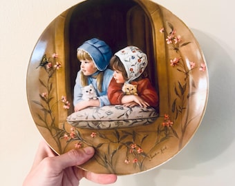 Decoración rústica para pared de galería / Plato de colección "Sunday Best" de Sandra Kuck con gatitos