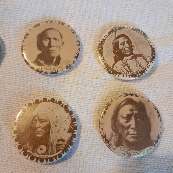 Lot de 9 badges vintage de photos de chefs Indiens Amérique du Nord circa 1950 a set of 9 vintage badges of American Indian chiefs USA 1950