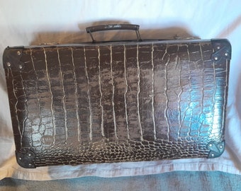 Una hermosa maleta de cartón en imitación de cocodrilo Francia alrededor de 1940