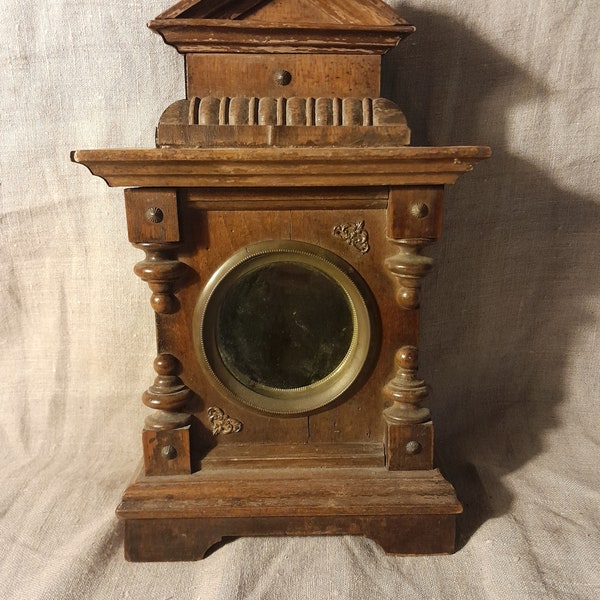 Jolie horloge en bois et métal à fronton maçonnique. France circa 1860