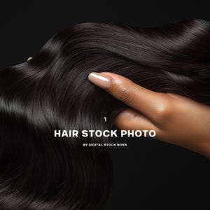 Puede incluir: Primer plano de una mano sosteniendo una gran cantidad de cabello largo, negro y ondulado. El cabello es liso y brillante, y la mano lo sostiene en alto para mostrar su textura. El fondo es negro.