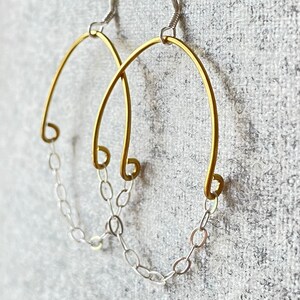 Boucles d'oreilles en mélange de métaux, Argent sterling, Laiton, Minimal, Simple, Chaîne en argent sterling, Boucles d'oreilles légères, Cadeau d'anniversaire, Cadeau fait main