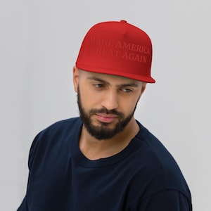MAGA - Bestickte rote auf rote Flat Bill Cap