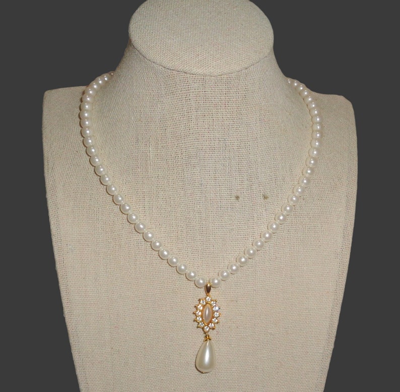 Gold Tone White Faux Pearl Beaded Necklace Rhinestone Drop Pendant