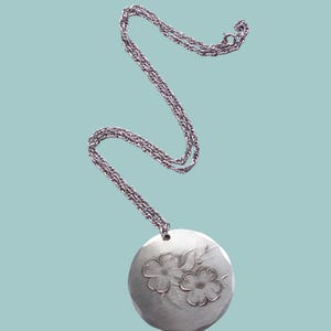 Wendell August Forge Pewter Dogwood Flower Round Pendant Necklace Long Handmade