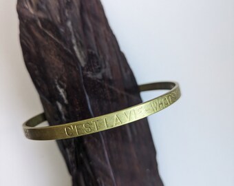 C'est la vie Messing dünner Armreif, französische Liebesworte zitieren dünne Armreif, Stapeln Mantra Armband, Paris Reisegeschenk für sie