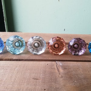 Puxador de gaveta estilo vintage clássico em vidro lapidado disponível em roxo, transparente, damasco, azul escuro, azul celeste e turquesa