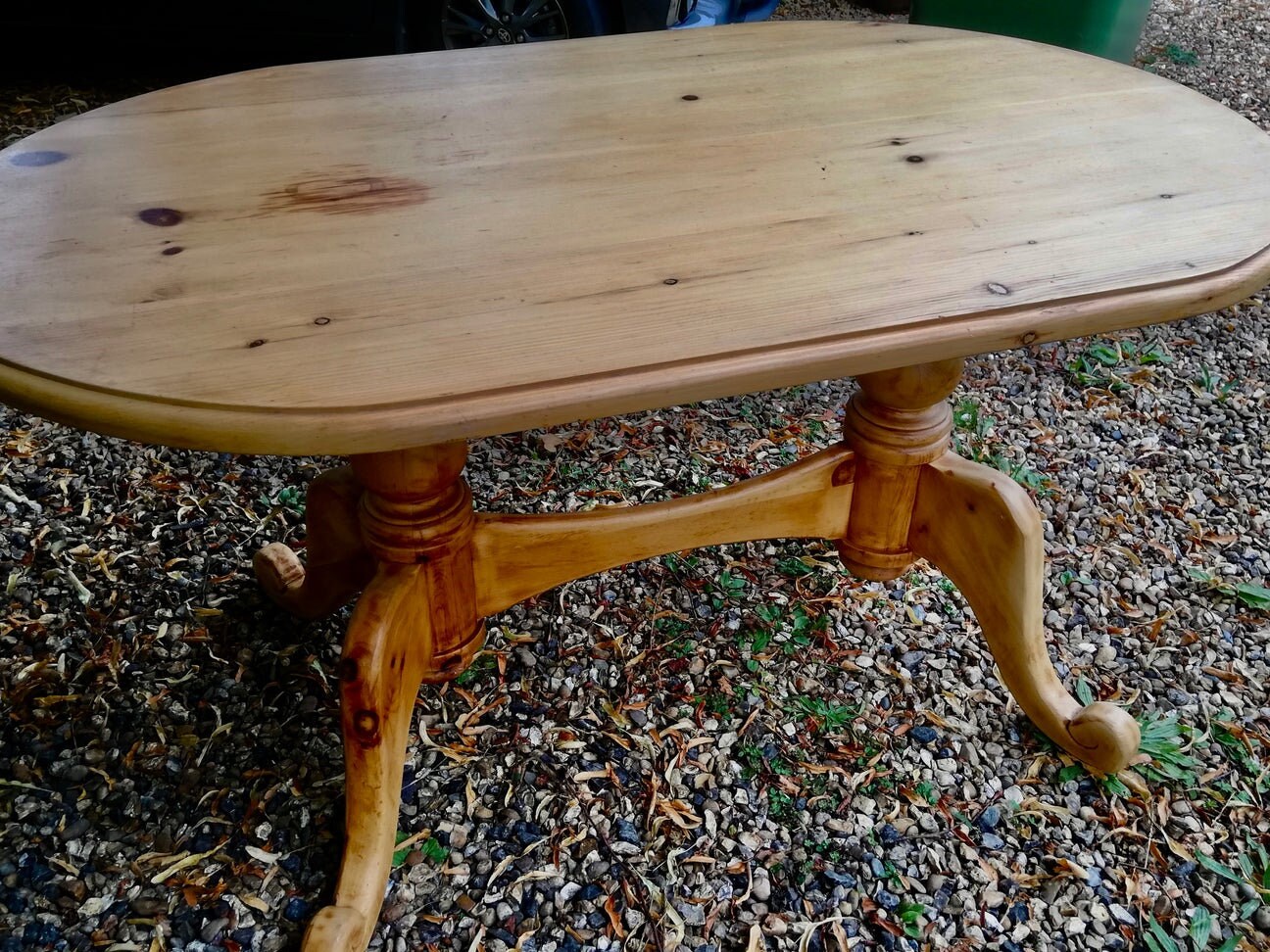 Oval outlet pine table
