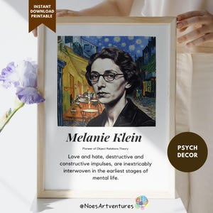 Può includere: Stampa incorniciata con un ritratto di Melanie Klein, pioniera della teoria delle relazioni oggettuali, con testo. Lo sfondo è una scena notturna stilizzata. La stampa è etichettata "Psych Decor."