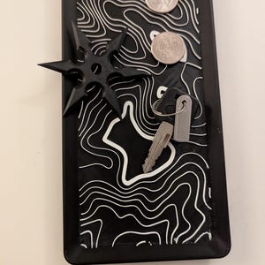Moderner minimalistischer Stil Catch all Tablett-Organizer mit Toopographischem Karten-Design-Element.
