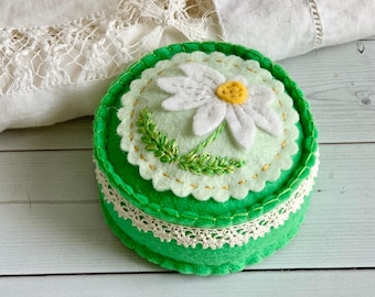 Daisy Pincushion Daisy Green Embroidered Wool Felt Pin Cushion Pin Keep