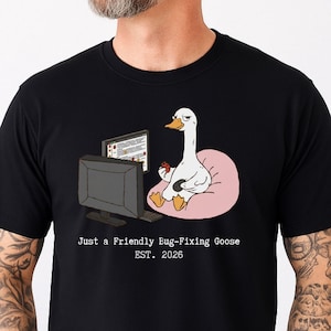 Shirt für Programmierer personalisiert, Just a  Bug Fixing Goose EST. Jahr wählbar, lustiges IT Geschenk für Informatiker, ITler & Developer