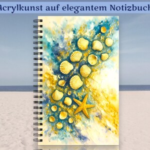 Puede incluir: Cuaderno de espiral con un diseño de acuarela con conchas marinas y una estrella de mar en tonos amarillos, azules y blancos. El cuaderno tiene un tema de playa y el texto "Acrylkunst auf elegantem Notizbuch" está en la parte superior.