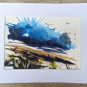 Acquerello originale con passepartout – opera unica "Tempesta sulle dune" (276 x 215 mm) | Paesaggio costiero con gabbiani | Dipinto a mano, tecnica mista