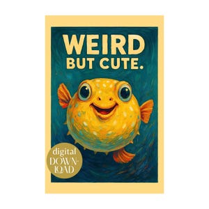 Puede incluir: Una impresión de arte digital que presenta un pez globo amarillo sonriente con ojos grandes y aletas naranjas. El texto "WEIRD BUT CUTE" está encima del pez, y una insignia de "digital DOWNLOAD" está en la esquina inferior izquierda. El fondo es azul oscuro.