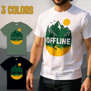 Könnte beinhalten: Weiße, grüne und schwarze T-Shirts mit einem Berg- und Sonnengrafik. Die Grafik enthält das Wort "OFFLINE" in Weiß. Die Shirts sind kurzärmlig und haben einen Rundhalsausschnitt. Das Bild zeigt auch den Text "3 COLORS" in Gelb.