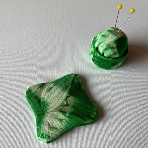 Capsule en plastique recyclé Coussin à épingles en tissu kimono et carte de fil assortie