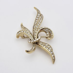 Vintage Attwood and Sawyer signierte A & S Fleur-de-Lis Brosche - goldfarben mit Strasssteinen, elegantes Sammlerstück Schmuckstück