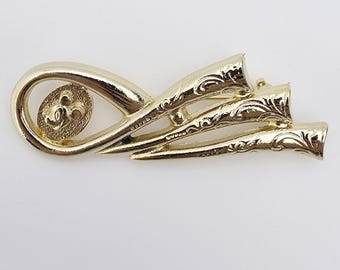 Vintage Walt Disney Company Gold-Tone Brooch – Elegant Floral Design with Intricate Engraving, Timeless Collectible Jewelry Piece